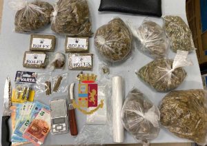 Napoli - Trovato con mezzo chilo di marijuana e di hashish, 2 coltelli e un bilancino