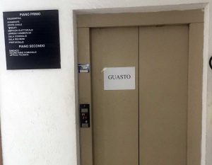 Il cartello sull'ascensore del municipio