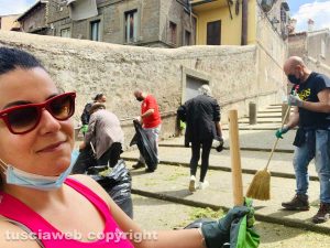 Chiara Frontini e i volontari di Viterbo Venti Venti ripuliscono la scalinata di Villa Lante