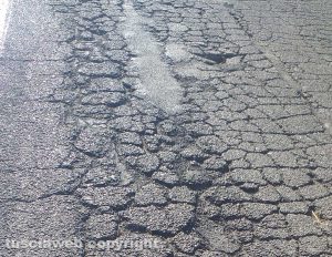 Viterbo - Strada piena di buche a Via della Pila