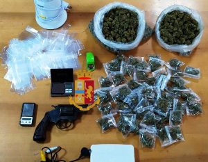 Napoli - Polizia - Droga e materiali sequestrati