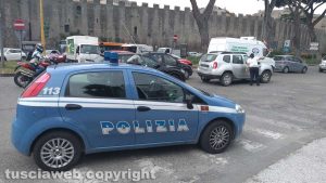 Viterbo - La polizia a piazzale Gramsci
