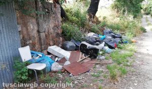 Rifiuti abbandonati in strada Riello