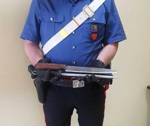 Terni - Carabinieri - Coltello e seghetto sequestrati