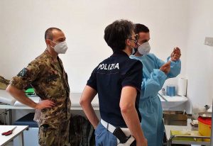 Terni - Polizia, esercito e carabinieri in campo per vaccinare contro il Covid
