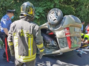 Canepina - Auto cappottata sulla provinciale 25 che collega Viterbo a Canepina