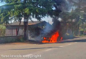 Viterbo - Auto in fiamme sulla Teverina