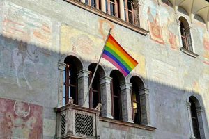 Comune di Trento, la bandiera arcobaleno sventola sulla facciata
