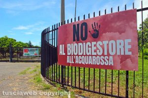 Viterbo - I cartelli lungo la Teverina che invitano ad opporsi al biodigestore