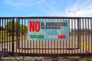 Viterbo - I cartelli lungo la Teverina che invitano ad opporsi al biodigestore