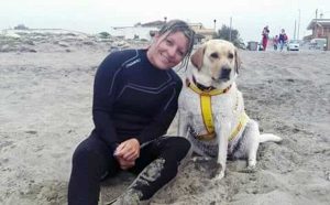 Mitiana Cruciani con un cane da salvataggio