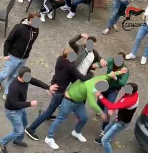 Viterbo - Carabinieri - Le immagini della rissa a piazza del Comune