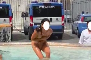 Roma - Ragazza fa il bagno nuda nella fontana di piazza Colonna
