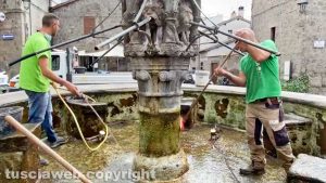 Viterbo - La pulizia della fontana di Pianoscarano