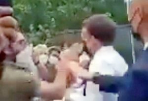 Il presidente francese Emmanuel Macron aggredito con uno schiaffo