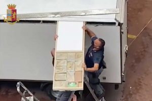 Napoli - La cocaina nascosta nel furgone frigo