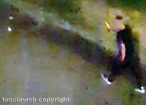 Viterbo - Uomo brandisce un coltello al Sacrario