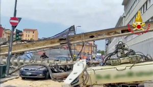 Milano - Crolla la trivella di un cantiere su un palazzo