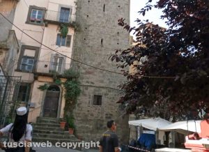 Viterbo - Cadono calcinacci dalla torre del Borgognone in piazza del Gesù