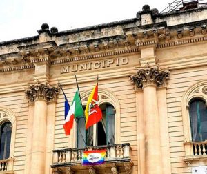 La bandiera arcobaleno sulla facciata del municipio di Ragusa
