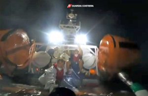 Lampedusa - Guardia costiera - Imbarcazione si ribalta - Le ricerche dei dispersi