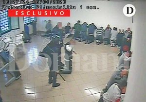 Un frame del video sulle violenze nel carcere di Santa Maria Capua Vetere pubblicato da Domani