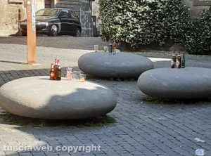 Viterbo - Bottiglie e bicchieri abbandonati nel centro storico