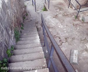 Viterbo - Il corrimano delle scalette di piazza San Lorenzo staccato