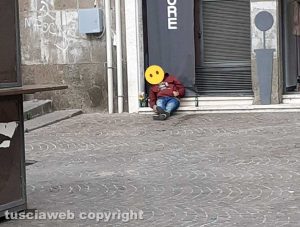 Viterbo - Uomo sdraiato in mezzo alla strada vicino al Sacrario