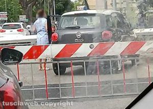 Viterbo - Auto tra le sbarre del passaggio a livello