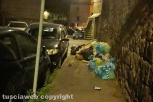 Viterbo - Immondizia in piazza Dante