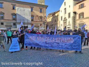 Viterbo - Non ce la beviamo - Manifestazione in piazza del Comune