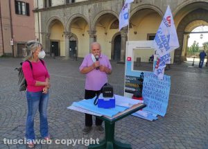 Viterbo - Non ce la beviamo - Manifestazione in piazza del Comune
