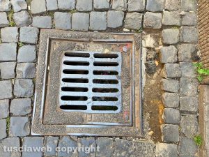 Viterbo - I tombini di via Mazzini