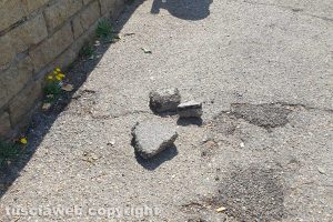 Viterbo - Pezzi di asfalto in via della Pila