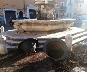 Civita Castellana - Le fioriere distrutte in piazza Matteotti