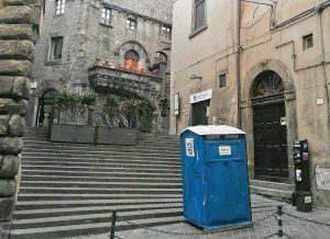 Viterbo - Il bagno chimico su via Cavour