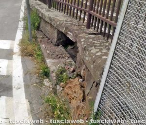 Il muro del passaggio a livello di Bagnaia danneggiato