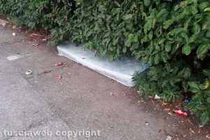 Viterbo - Incuria nel giardino pubblico del quartiere Pilastro