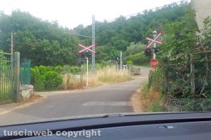 Il passaggio a livello su strada Montecchio nell'incuria