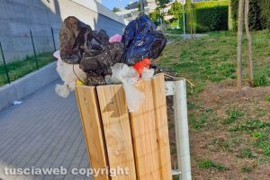 Incuria nel passaggio pedonale tra via Monti Cimini e via Monte Nevoso