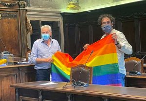 Viterbo - Comune - Erbetti regala la bandiera arcobaleno ad Arena
