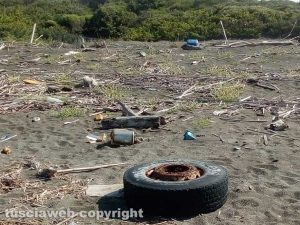 Pneumatico su una spiaggia di Pescia Romana