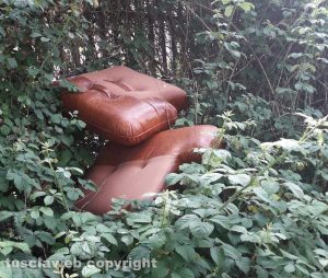 Viterbo - Poltrona abbandonata in via Edoardo Bordoni