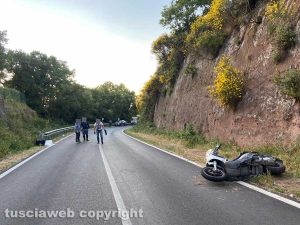 Viterbo - Scooter sbanda su strada Carcarelle