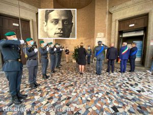Viterbo - La Guardia di finanza rende omaggio a Mariano Buratti