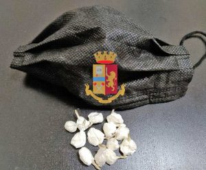 Napoli - Trovato con la droga nascosta nella mascherina