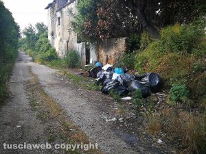 Viterbo - Rifiuti in strada Riello