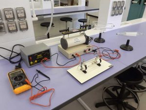 Tarquinia - Gli strumenti nel laboratorio del liceo scientifico Iiss Cardarelli