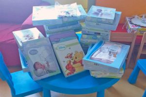 Alcuni dei pigiami e giocattoli donati